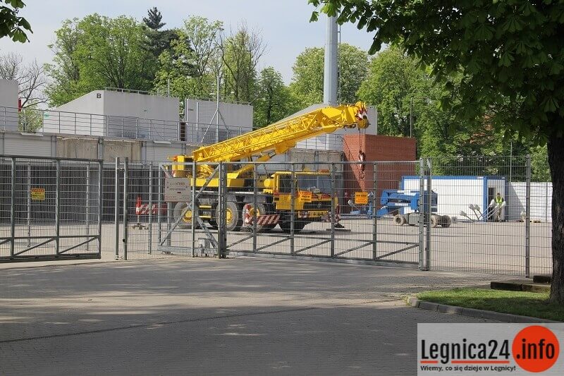 Ciężki sprzęt na legnickim stadionie. Startuje budowa zadaszeń
