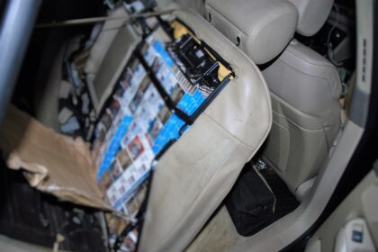 Papierosy i alkohol ukryte w Audi A8