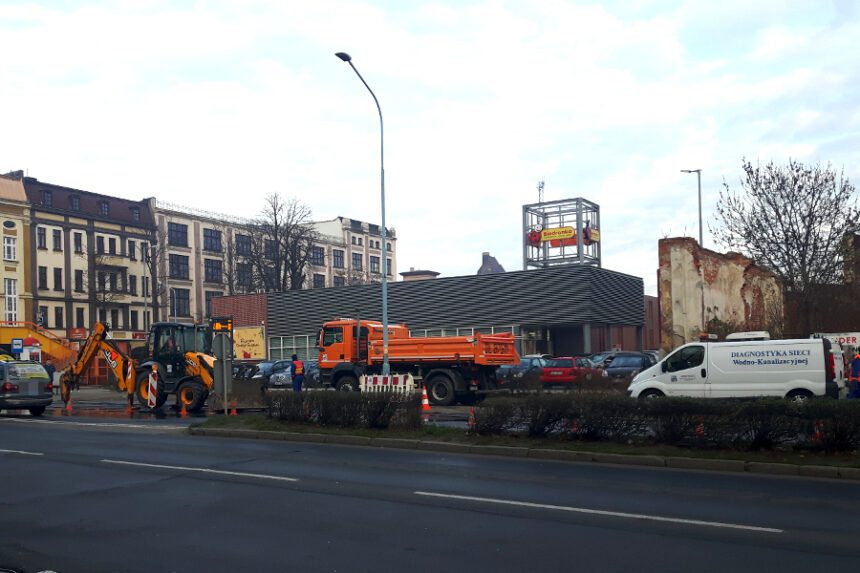 PILNE! Awaria sieci wodociągowej na ul. Pocztowej. Są utrudnienia