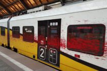 Wandal zniszczył farbą jadący pociąg Kolei Dolnośląskich