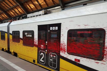 Wandal zniszczył farbą jadący pociąg Kolei Dolnośląskich