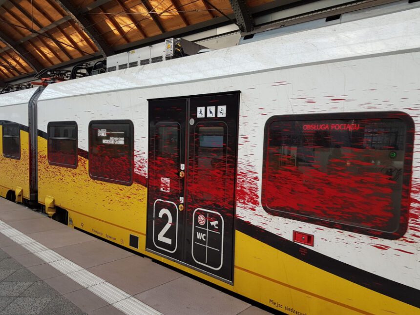 Wandal zniszczył farbą jadący pociąg Kolei Dolnośląskich