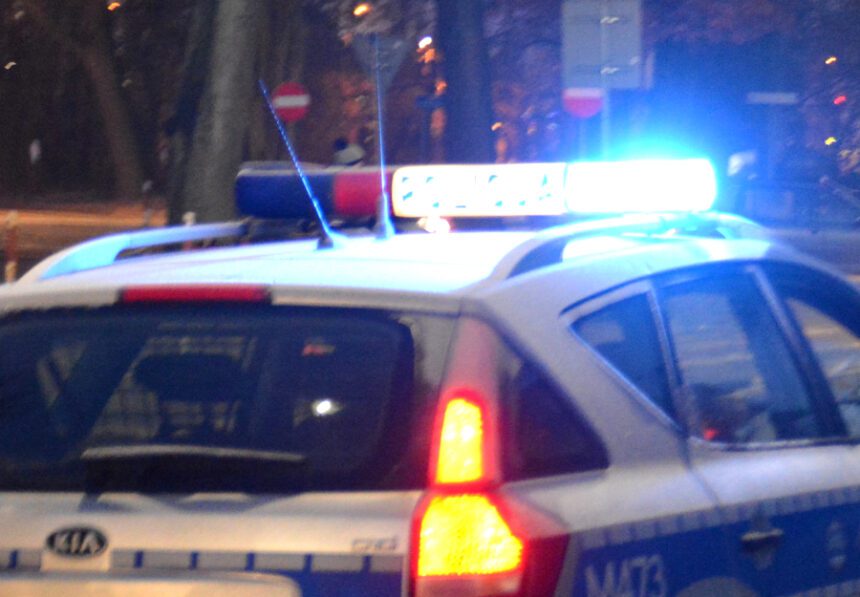 Korytarz życia i czujność na pasach. Jak prawidłowo ustępować pojazdom uprzywilejowanym?