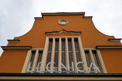 Dworzec PKP w Legnicy już nie jest "anonimowy"