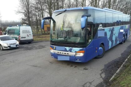 Kierowca-oszust chciał wieźć dzieci na ferie