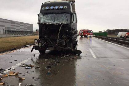 A4 zakorkowana. Zderzenie trzech ciężarówek