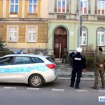 Wojsko pomaga policji w kontrolowaniu osób objętych kwarantanną