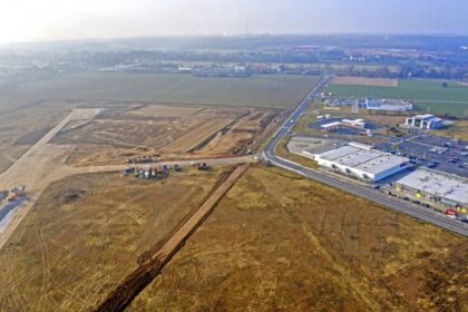 Kolejna działka na byłym lotnisku sprzedana. Inwestor zapłacił ponad 37 mln zł