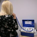 Wjechała "pod wpływem" w latarnię i chciała uciec