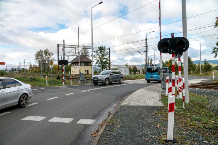 Bezpieczniej na 21 dolnośląskich przejazdach kolejowych