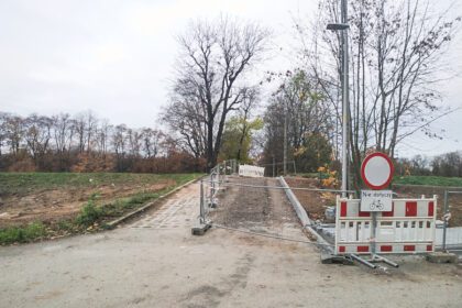 Wejście do legnickiego parku od ul. Wodnej w przebudowie