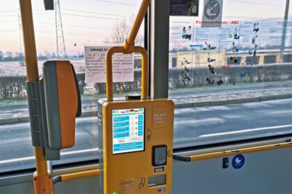 W autobusach legnickiego MPK zamontowano automaty biletowe