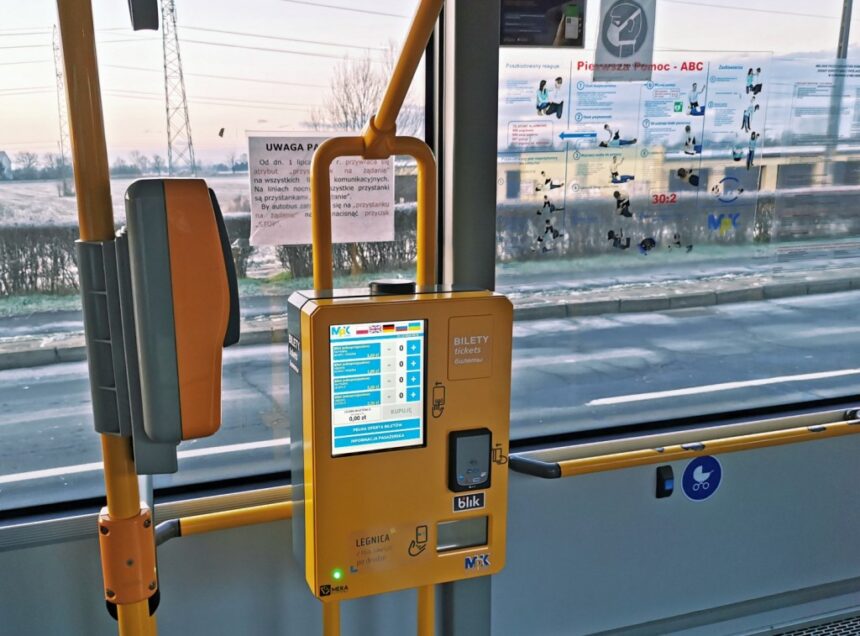 W autobusach legnickiego MPK zamontowano automaty biletowe