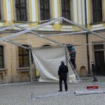 Namiot "poczekalnia" stanie przed Wydziałem Spraw Obywatelskich