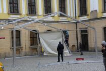 Namiot "poczekalnia" stanie przed Wydziałem Spraw Obywatelskich