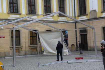 Namiot "poczekalnia" stanie przed Wydziałem Spraw Obywatelskich