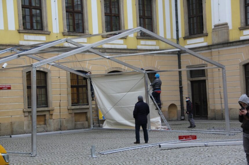 Namiot "poczekalnia" stanie przed Wydziałem Spraw Obywatelskich