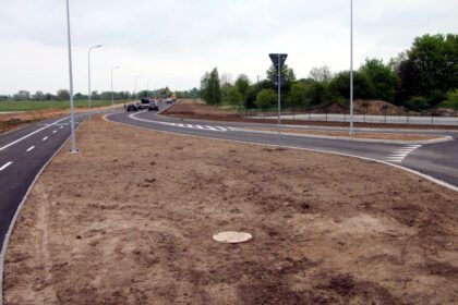 Pierwszy etap budowy drogi biegnącej przez byłe lotnisko zakończony
