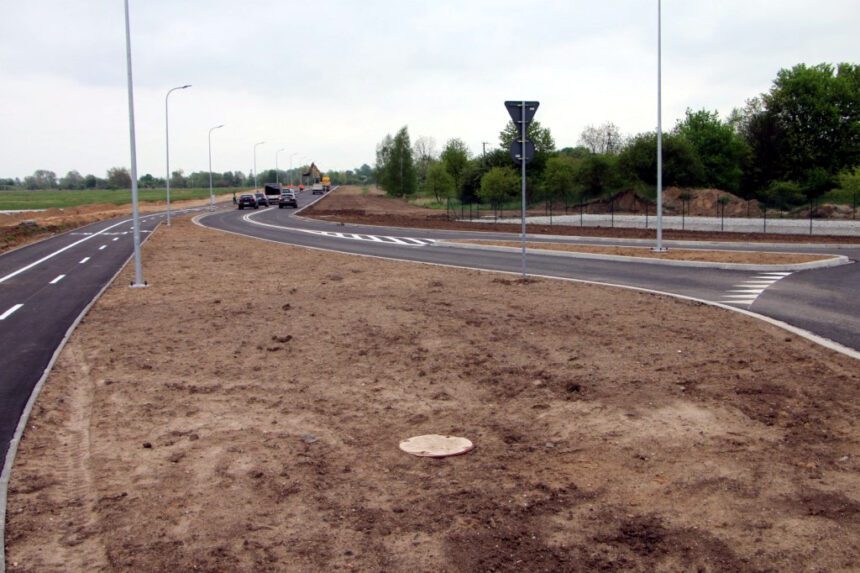 Pierwszy etap budowy drogi biegnącej przez byłe lotnisko zakończony