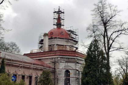 Rewitalizacja cmentarnej kaplicy coraz bardziej zaawansowana
