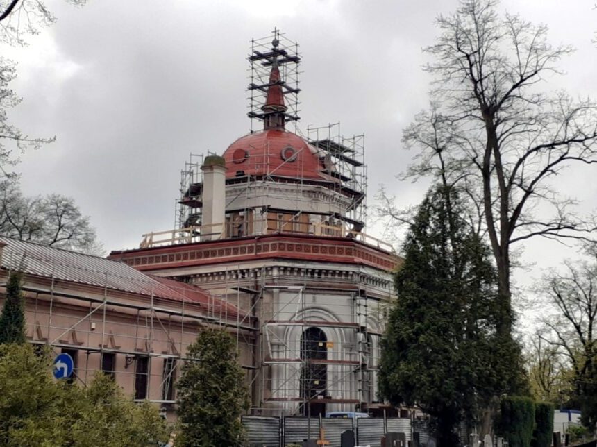 Rewitalizacja cmentarnej kaplicy coraz bardziej zaawansowana