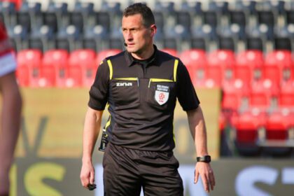 Dominik Sulikowski posędziuje mecz Miedzi z Górnikiem Polkowice
