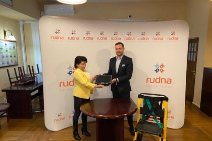 Gmina Rudna przekazała sprzęt dla pogotowia w Legnicy