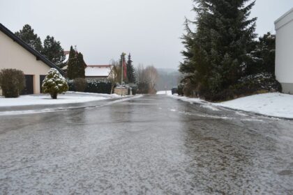 Uwaga na gołoledź! Drogi i chodniki mogą być śliskie [OSTRZEŻENIE METEOROLOGICZNE]