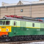 "Sputnik" w Legnicy. Lokomotywa ET21-548 stanie koło dworca
