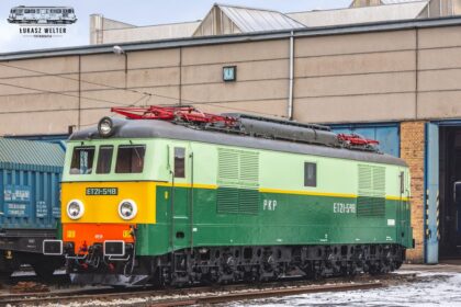 "Sputnik" w Legnicy. Lokomotywa ET21-548 stanie koło dworca