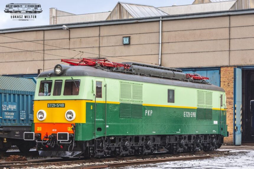 "Sputnik" w Legnicy. Lokomotywa ET21-548 stanie koło dworca