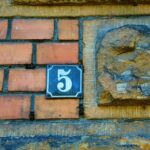 Policja przypomina: Brak tabliczki z numerem domu to wykroczenie