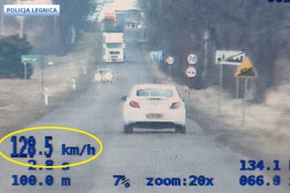 Pędził 128 km/h przy ograniczeniu do 50-tki. Dwa i pół tysiąca zł mandatu