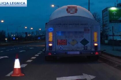 Kierowca cysterny uratowany przez policjantów legnickiej drogówki