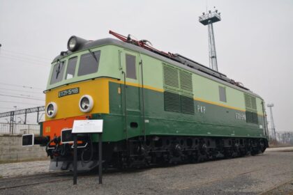 Lokomotywa ET21-548 już stoi w muzeum kolejnictwa w Legnicy