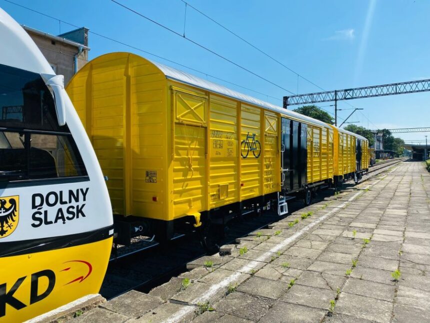 Wagony rowerowe Kolei Dolnośląskich wracają na tory