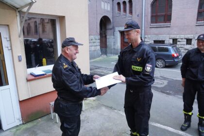 Szef MSWiA podziękował legnickim strażakom z udział w misji gaszenia pożarów we Francji