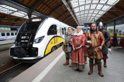 Pociągi Kolei Dolnośląskich z imionami i wizerunkami władców Polski