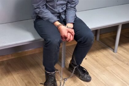 Atak nożownika w Legnicy! Szaleniec zranił dwie osoby i zniszczył kilka aut