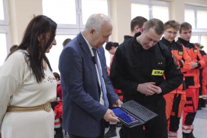 Nowy sprzęt medyczny dla uczniów VII LO w Legnicy