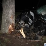 Był tak pijany, że zasnął za kierownicą, wjechał do rowu i uderzył w drzewo