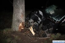 Był tak pijany, że zasnął za kierownicą, wjechał do rowu i uderzył w drzewo