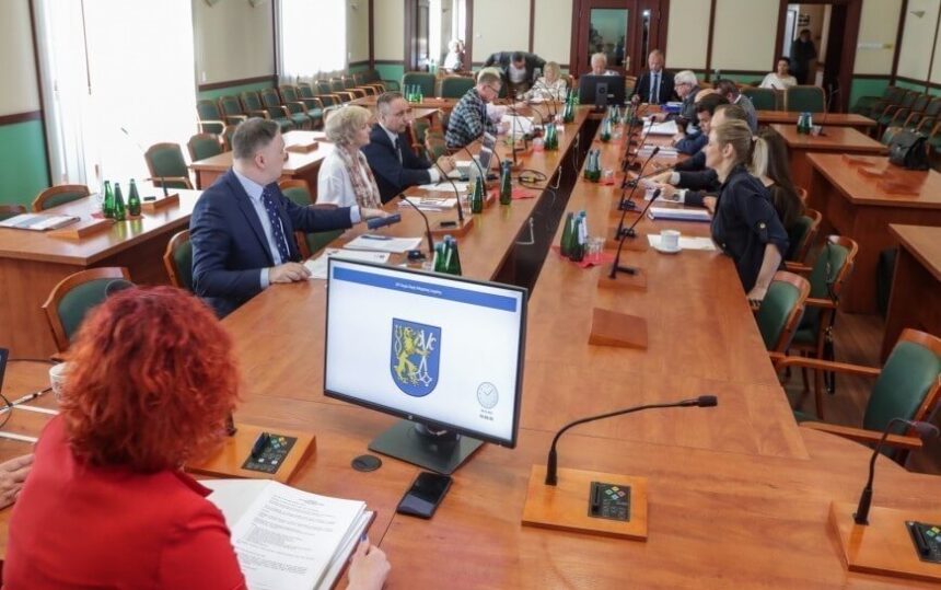 W poniedziałek sesja Rady Miejskiej Legnicy. Znamy porządek obrad