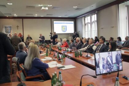 Trwa sesja Rady Miejskiej. Radni zdecydują m. in. o podwyżce za śmieci