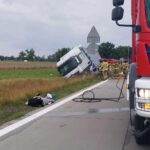 Utrudnienia na A4. TIR wylądował w rowie i się zapalił