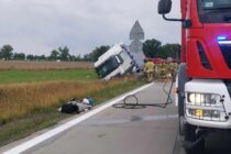 Utrudnienia na A4. TIR wylądował w rowie i się zapalił