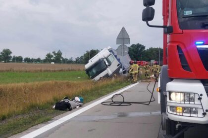Utrudnienia na A4. TIR wylądował w rowie i się zapalił
