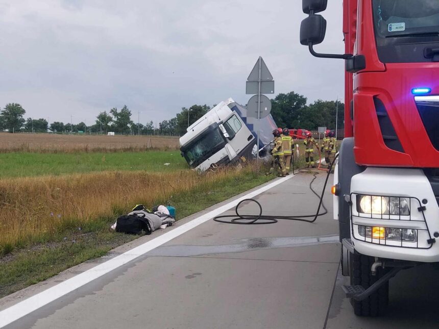 Utrudnienia na A4. TIR wylądował w rowie i się zapalił