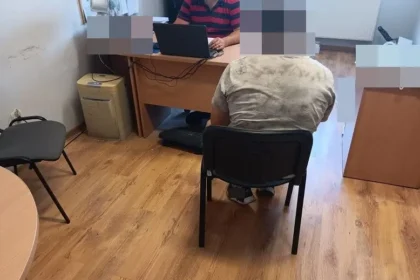 Pobił matkę i interweniujących policjantów. Agresor już w areszcie