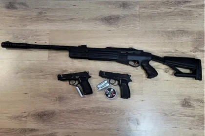 Policjanci zatrzymali 53-latka, który strzelał do dzieci z wiatrówki